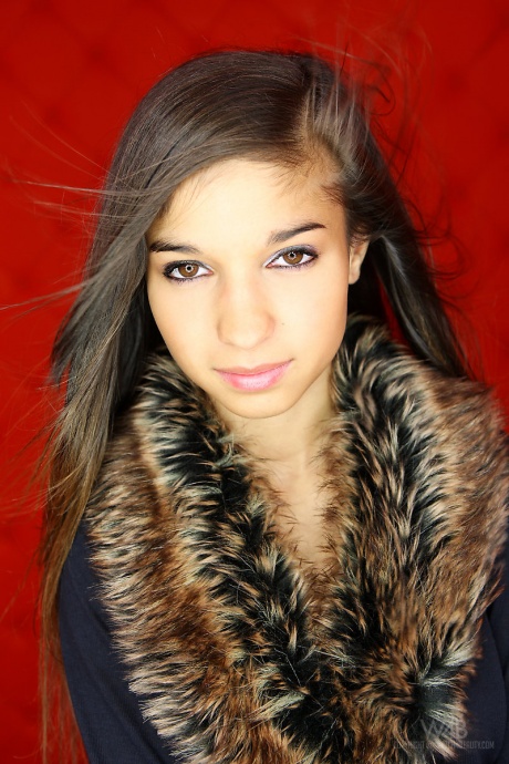 Невинная молодая девушка Ника медленно снимает с себя одежду, чтобы позировать в праздничном костюме 3