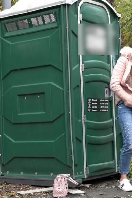 Блондинке Кэти Скай приходится сбросить джинсы и пописать на публике из-за запертого туалета 2