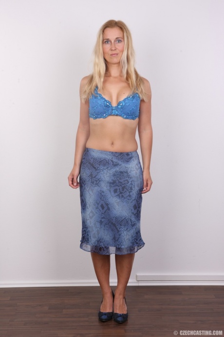 Блондинка-любительница Каролина снимает горячее нижнее белье для просмотра сосков крупным планом 3