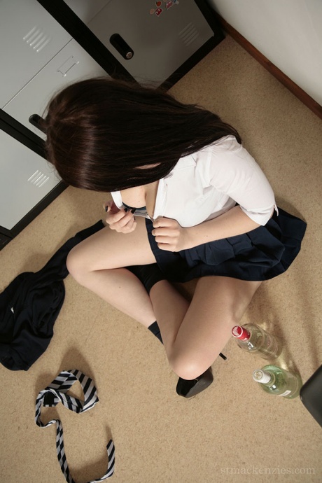 Едва законнорожденная школьница-брюнетка Джессика-Энн Феган напивается и раздевается догола 6