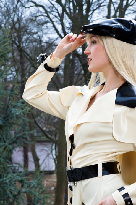 Горячая блондинка сверкает латексными подвязками, моделируя на открытом воздухе в резиновом наряде 1