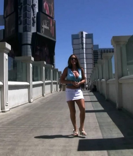 Женщина средних лет Никки Джексон принимает участие в акции без трусиков и верхней юбки на публике 13