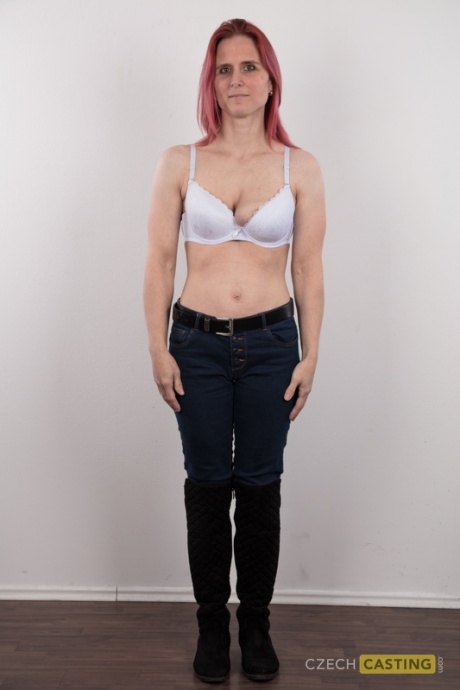 Рыжеволосая любительница Квета показывает свою разномастную грудь, стоя голой 3