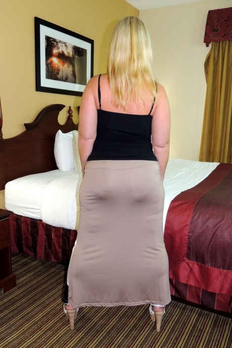 Женщина в очках Ди Сирен обнажает свою большую задницу перед тем, как отсосать член 4