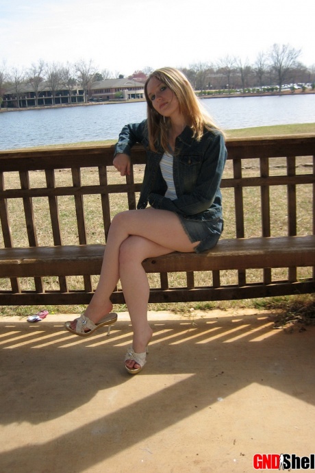 Симпатичная распутная молоденькая Шелби сверкает своими твердыми сосками у озера в общественном парке 3