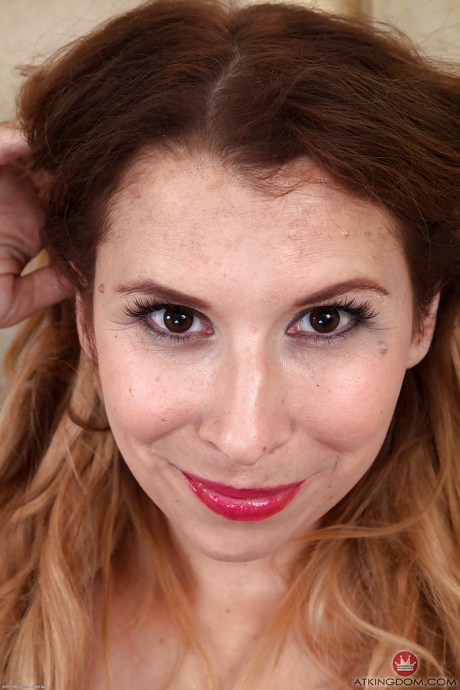 Пожилая соло-модель обнажает обтянутую стрингами задницу, прежде чем обнажить волосатую киску 1