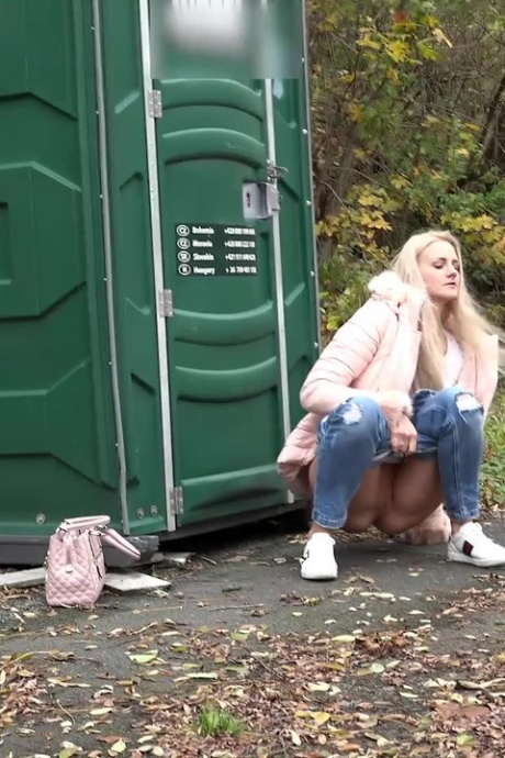 Блондинке Кэти Скай приходится сбросить джинсы и пописать на публике из-за запертого туалета 3