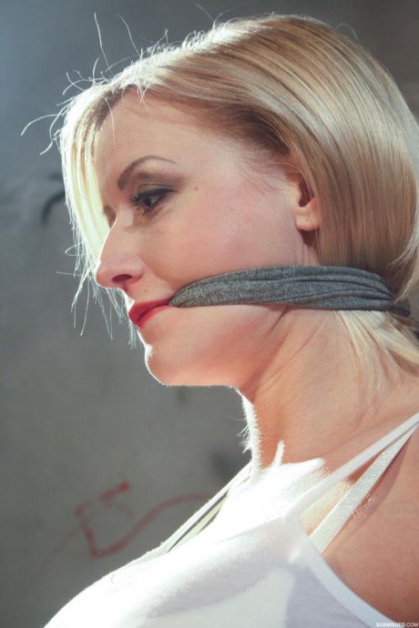 Связанная женщина с кляпом во рту выставляет напоказ свои большие сиськи и торчащие соски 8