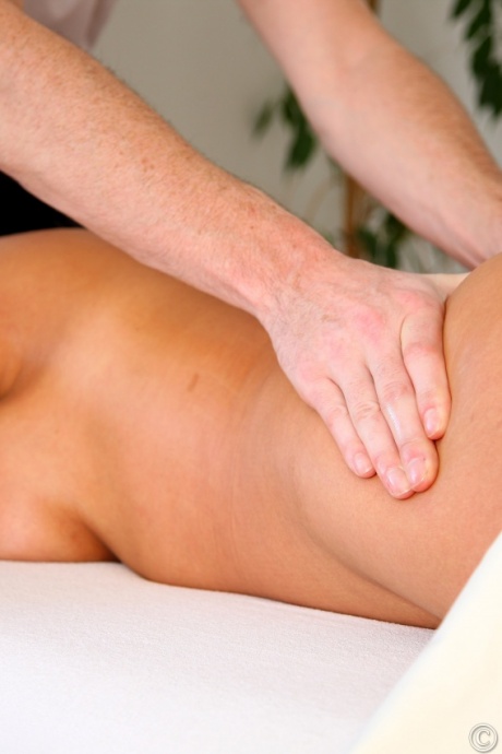 Горячая зрелая женщина Даника Коллинз получает массаж всего тела от своего массажиста 6