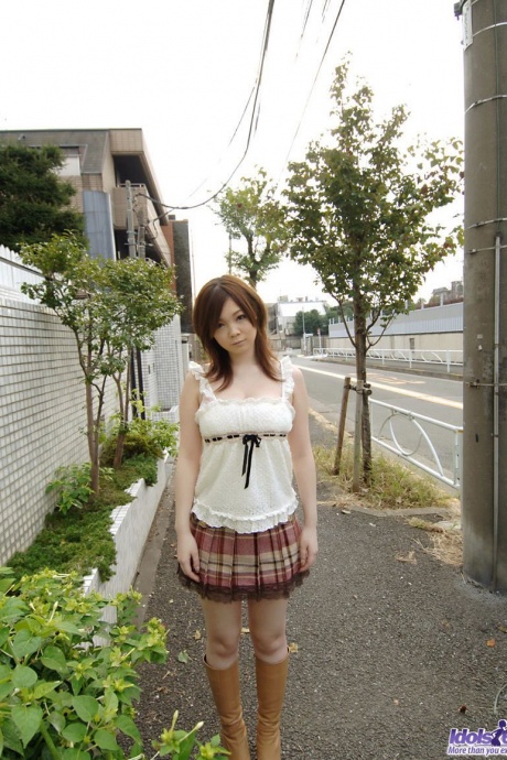 Симпатичная японская девушка Нами Огава демонстрирует трусики под юбкой снаружи, прежде чем раздеться 1