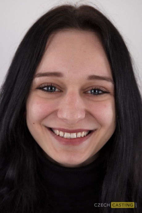 Темноволосая любительница Сона сбрасывает всю черную одежду, чтобы полностью раздеться 1