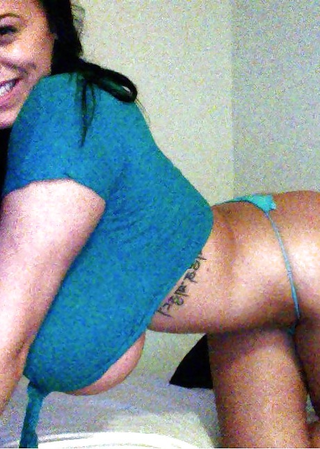 Пышногрудая евро леди Лиэнн Кроу демонстрирует массивные дыни на самодельных селфи 11