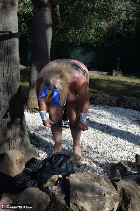 Любительница с избыточным весом Мелоди хватает свою большую задницу, стоя рядом с деревом 8