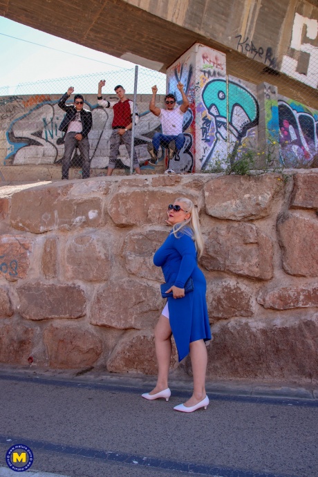 Зрелая любительница с большой грудью Муса Либертина трахается с тремя парнями помоложе 1