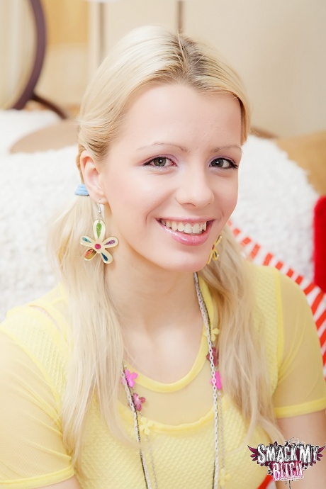 Белокожая блондинка кончает сверху во время секса со своим парнем 2