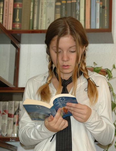 Едва закончившая школу студентка обнажает свое хлопчатобумажное нижнее белье во время просмотра порнографии 1