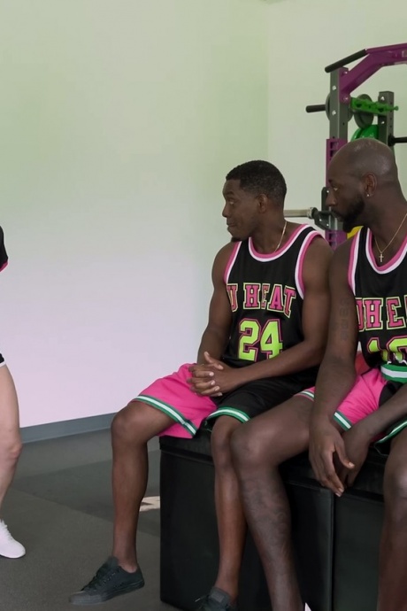 Лори Лейс в сезоне чемпионата Би-би-си по групповухе сводной сестры BTS, сцена 01 3