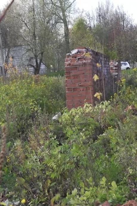 Белая девушка прячется за старым зданием, чтобы срочно отлить 1