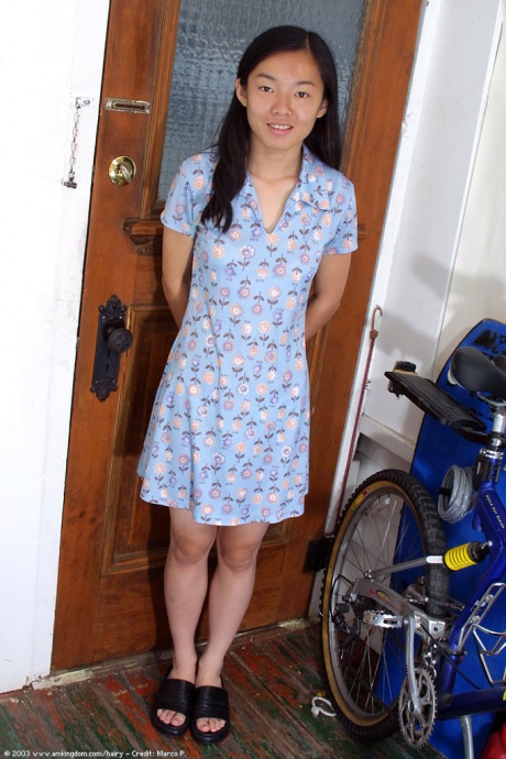 Миниатюрная японская любительница Тиффани раздевается для просмотра волосатой вагины 1