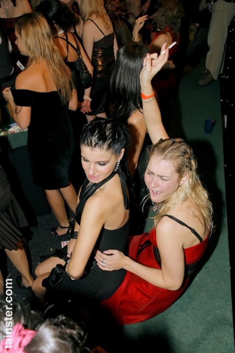 Развратная вечеринка группового секса с грязными европейскими сучками в ночном клубе 8