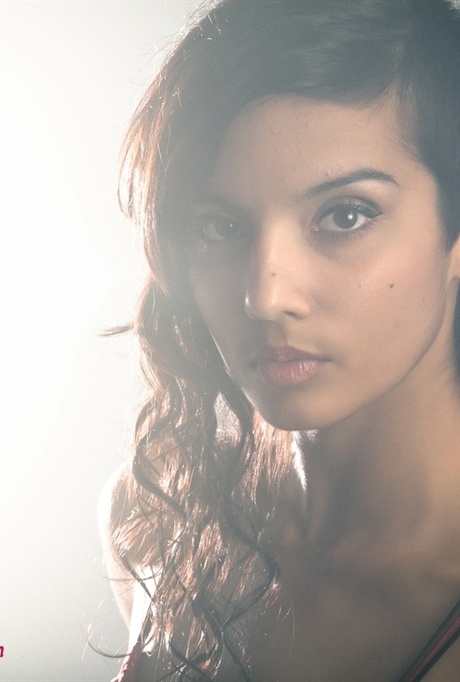 Красивая женщина Дези снимает свое платье, чтобы обнажить свои большие натуральные сиськи 12