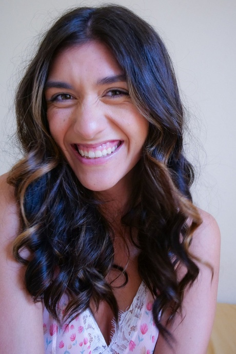 Брюнетка-новичок Обри Бэбкок моделирует бикини перед сексом от первого лица 2