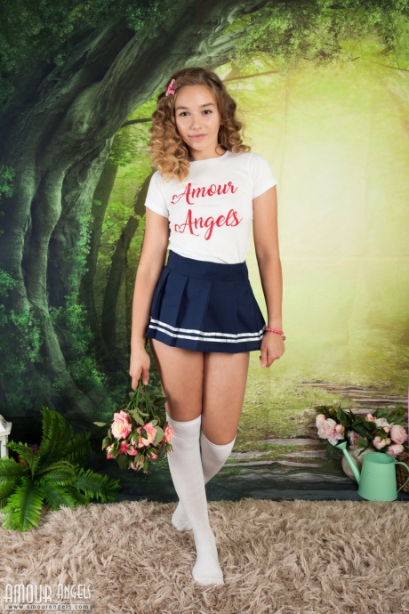 Великолепная школьница-любительница Абриана показывает свое чудесное загорелое тело 3