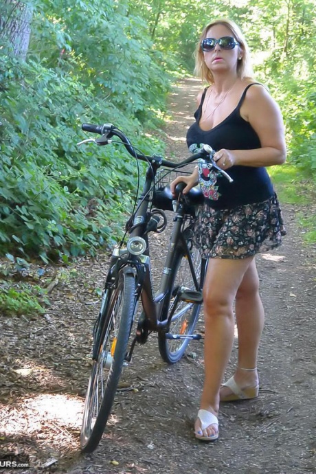 Грудастая пухленькая зрелая Крисси катается на велосипеде топлесс, покачивая своими огромными сиськами 1