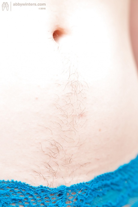 Рыжеволосая любительница Кэрри Би снимает нижнее белье, чтобы показать свою волосатую киску 6