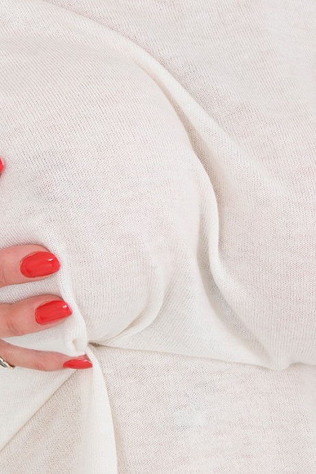 Британка леди Соня ласкает свою увеличенную грудь крупным планом 10