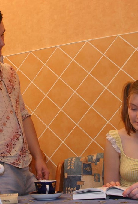 Молодо выглядящая рыжеволосая Анна занимается сексом со своим парнем в гольфах выше колена 1