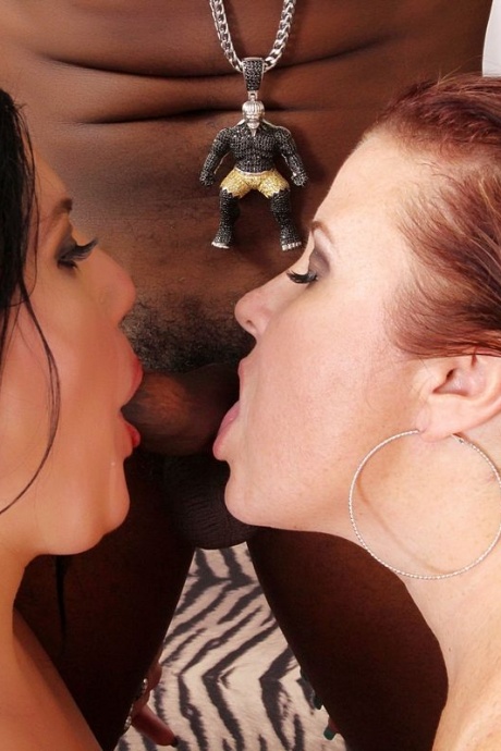 Толстые женщины встают на колени и сосут член вместе 9