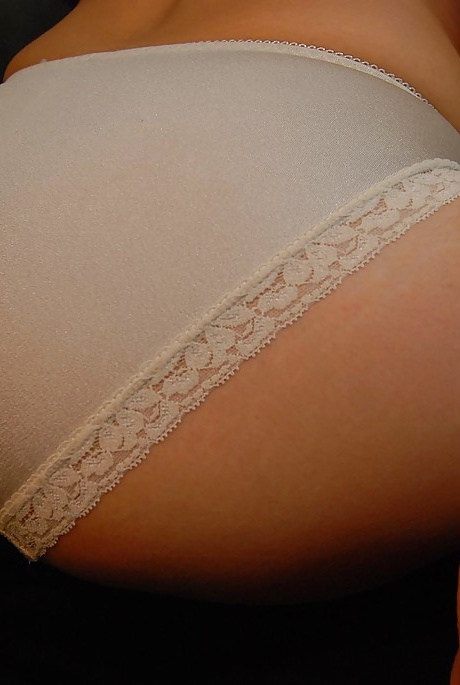 Азиатская милфа Реко Морикава раздевается и показывает свою волосатую киску крупным планом 11