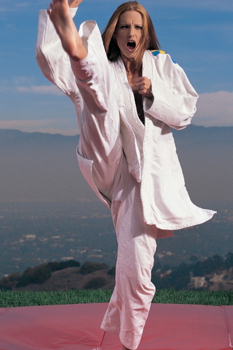 Кэнди Эпплз получает двойной трах во время тренировки по боевым искусствам 1