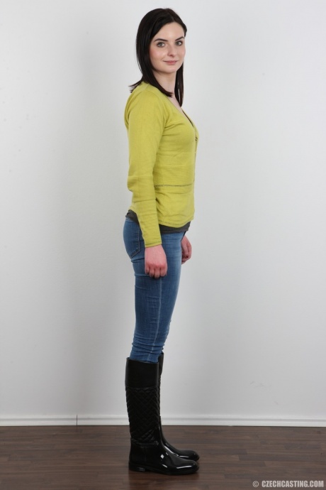 Брюнетка-любительница оживляет свою скучную жизнь, позируя в костюме для дня рождения 3