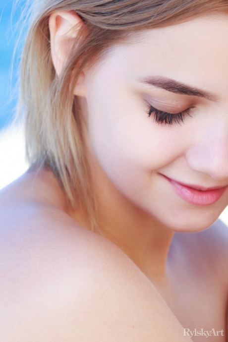 Милая молоденькая блондинка Шанель Фенн позирует обнаженной возле океана 1