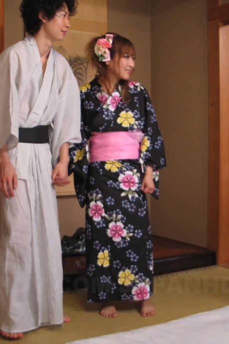 Японская домохозяйка Эри Хошикава (Eri Hoshikawa) получила натуральную смазку в своей киске в развратной тройке 1