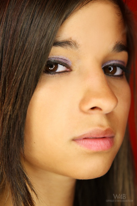 Невинная молодая девушка Ника медленно снимает с себя одежду, чтобы позировать в праздничном костюме 6