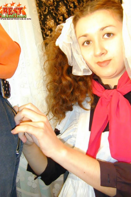 Молодая русская девушка с рыжими волосами обменивается оральными ласками перед тем, как ее трахают 14