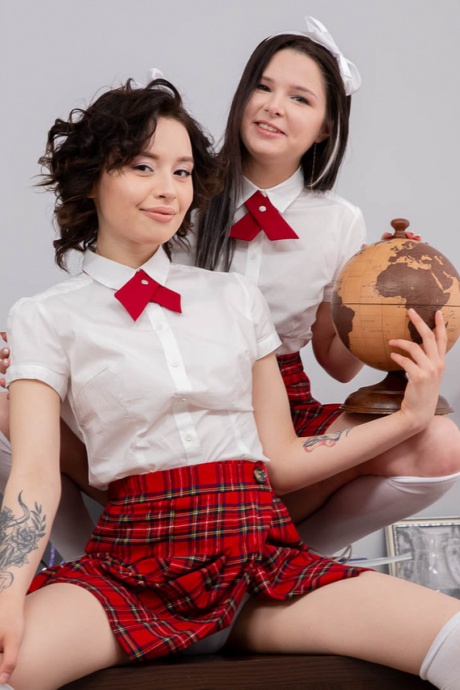 Симпатичные студентки Кенния Лекс и Королина Бейман занимаются сексом втроем в белых носочках 2