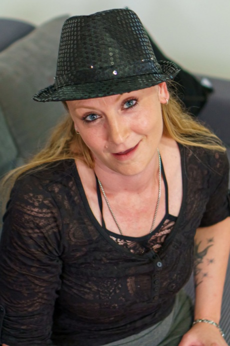 Пожилая леди Лана Орлова раздевается до туфель на плоской подошве перед сексом от первого лица 3