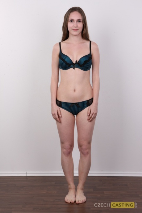 Девушка по соседству типа Клары снимает с себя одежду и ботинки, чтобы раздеться догола 7