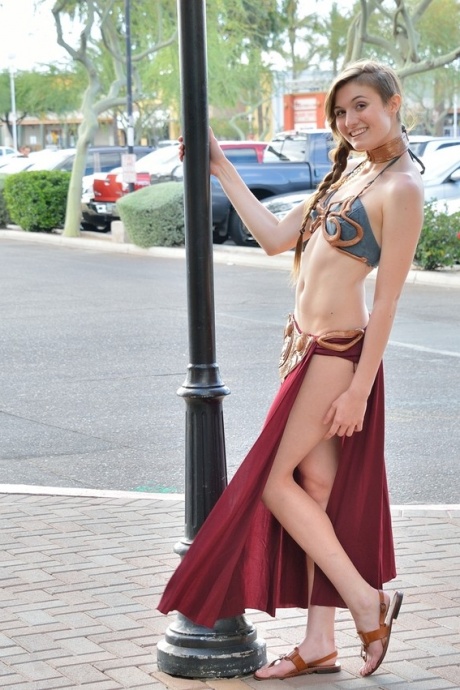 Горячая девушка в костюме гарема ласкает киску и задницу на открытом воздухе, когда никто не смотрит 9