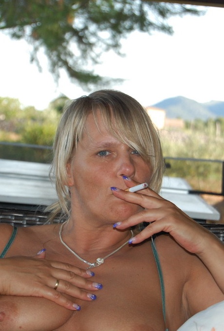 Загорелая зрелая шлюха Свит Сьюзи курит, раздвигая киску и выставляя напоказ обнаженную задницу 5