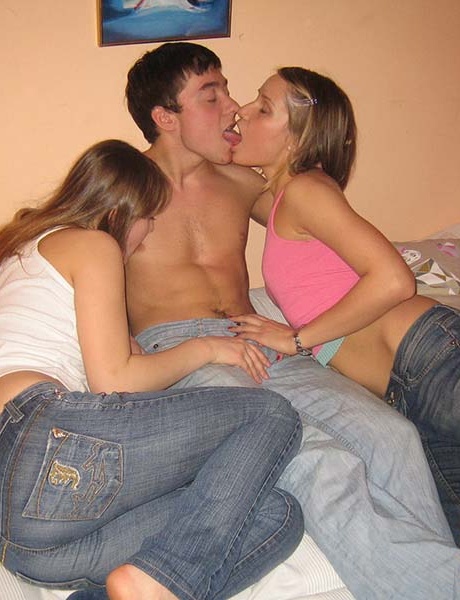 Студентки колледжа занимаются сексом втроем со своим приятелем по сексу на кровати 3