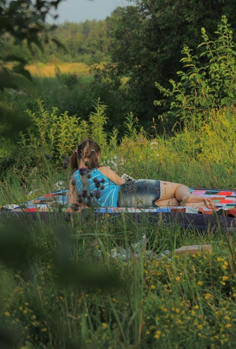 18-летняя девственница прикалывается над членом перед двойным проникновением на одеяле на открытом воздухе 1