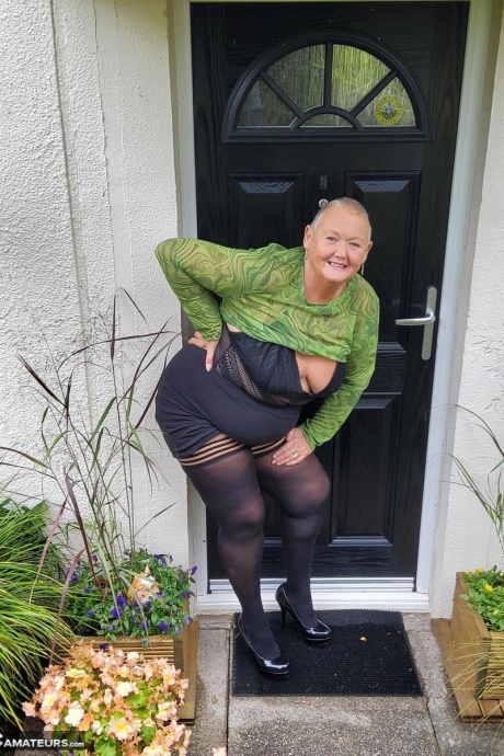 Коротко стриженная Нэн Валгасмик обнажает свои трусики под юбкой в чулках 2