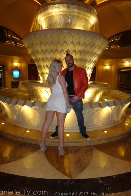 Блондинка-любительница Даниэль делает селфи обнаженной в ванной отеля 5