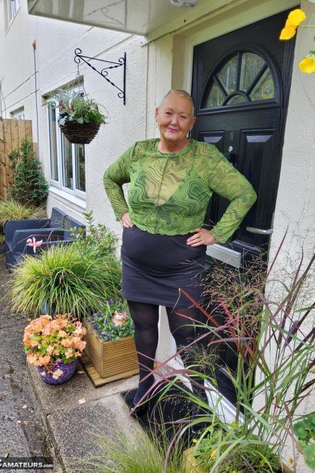 Коротко стриженная Нэн Валгасмик обнажает свои трусики под юбкой в чулках 1