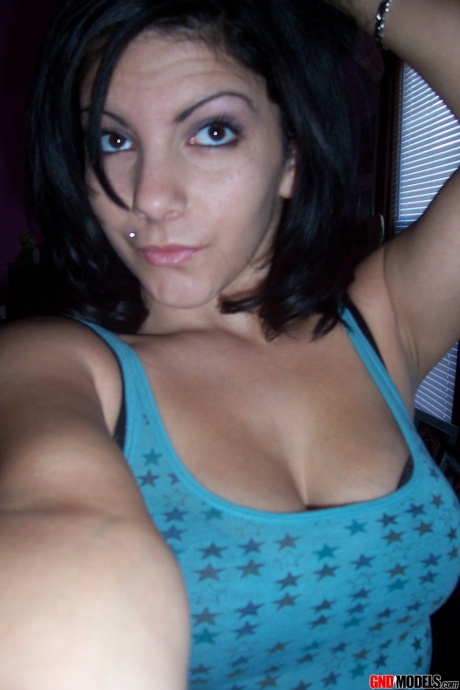 Молоденькая брюнетка Никки делает соблазнительные селфи в безопасности для работы, раздеваясь 1